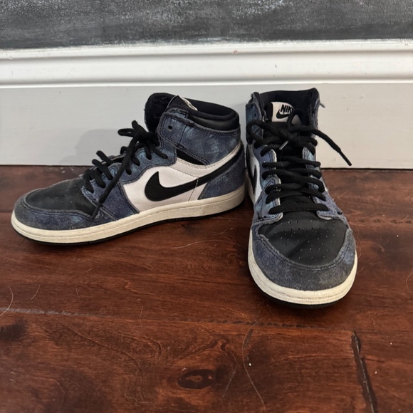 Nike Jordan 1 Retro Hightop - Picture 2 of 5